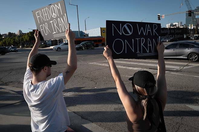 18일 캘리포니아주 로스앤젤레스 웨스트우드 연방청사에서 시위대가 미국의 이스라엘-이란 분쟁 개입에 항의하고 있다. /연합뉴스