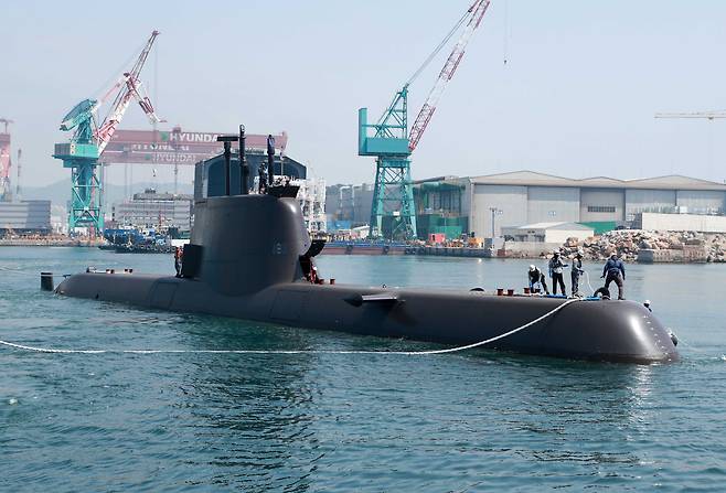 214급 디젤잠수함 '윤봉길함'이 창정비 시운전을 마치고 입항 중이다./HD현대중공업 제공