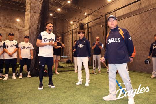 한화이글스 새 외국인 타자 루이스 리베라토와 김경문 감독. 한화이글스 제공