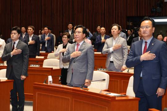 국민의힘 김용태 비상대책위원장과 송언석 원내대표가 20일 서울 여의도 국회에서 열린 '비리백화점 이재명 정부 인사청문회 대책 긴급 의원총회'에서 국기에 경례하고 있다. 연합뉴스