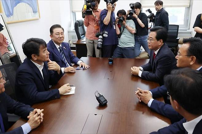 김병기 더불어민주당 원내대표와 송언석 국민의힘 원내대표 등 여야 원내지도부가 지난 18일 오후 서울 여의도 국회 더불어민주당 원내대표실에서 회동하고 있다. ⓒ데일리안 홍금표 기자