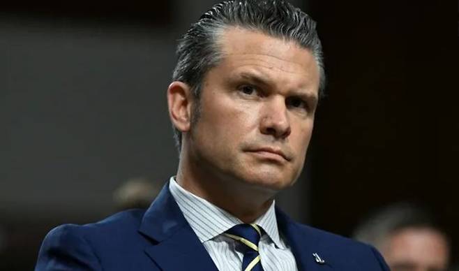 피트 헤그세스 미국 국방장관이 18일(현지시간) 키 워싱턴DC 연방의회 의사당에서 열린 상원 군사위원회 청문회에 참석해 의원들의 질의를 경청하고 있다. ⓒ 로이터/연합뉴스