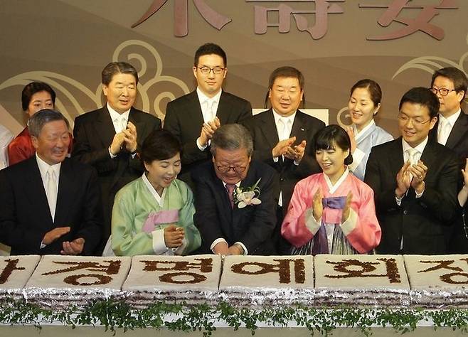2012년 4월 서울 코엑스 인터컨티넨탈호텔에서 열린 구자경 LG그룹 명예회장(앞줄 왼쪽에서 세 번째) 미수연에서 축하 떡을 자르고 있다. 앞줄 왼쪽부터 구본무 회장 내외, 구자경 회장, 구연경씨 내외, 구연제(구본준 LX 회장의 딸), 뒷줄 왼쪽부터 구본준 회장 내외, 구광모 LG그룹 회장, 구본능 희성그룹 회장 내외, 구본식 LT그룹 회장 내외 ⓒLG
