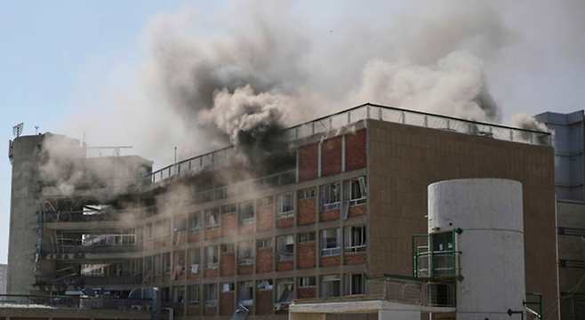 19일(현지시간) 이스라엘 남부 대형병원에 이란의 포탄이 떨어져 건물이 부서지고 있다. ⓒAP/뉴시스