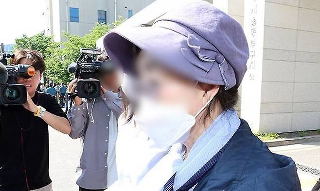통장 잔고 증명서 위조 혐의 등으로 복역 중이던 윤석열 전 대통령의 장모 최은순씨가 지난해 5월 서울동부구치소를 나서고 있다. ⓒ연합뉴스
