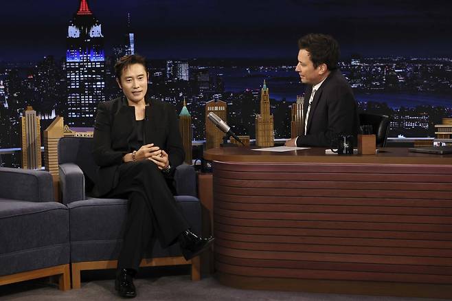 NBC TV ‘지미 팰런 쇼’에 출연한 배우 이병헌(왼쪽).
BH엔터테인먼트 제공