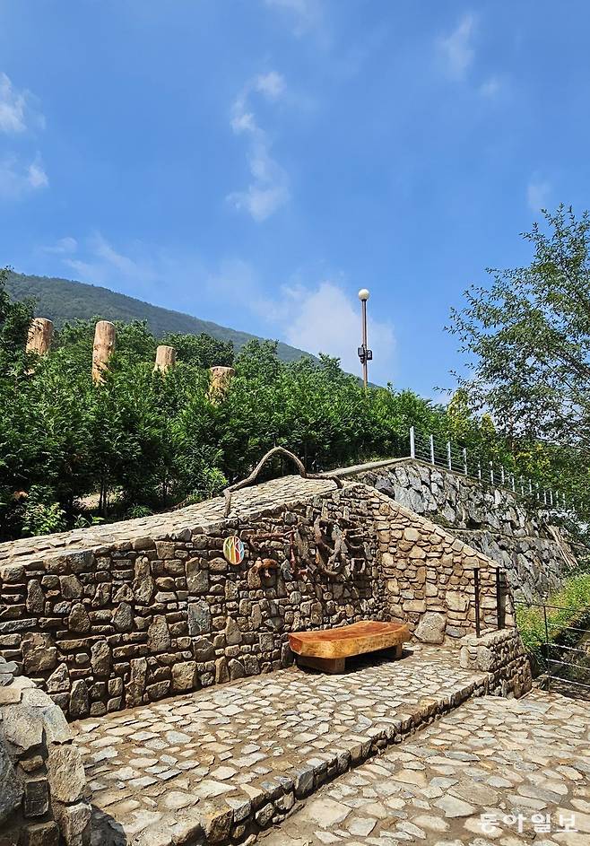 최근 월아산 숲 속의 진주에 새로 조성된 ‘두리오름’. 진주=김선미 기자 kimsunmi@donga.com