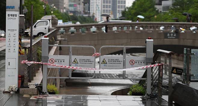 서울과 강원 일부 지역에 호우주의보가 발령된 20일 오전 서울 청계천 산책로 출입이 통제되고 있다. 2025.06.20 뉴시스