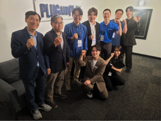 Plug & Play 행사에 참여한 케이그라운드 조남훈 대표(왼쪽)와 글로벌 VC, 스타트업 대표들