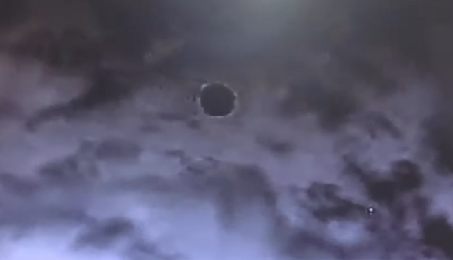 미 국방부가 공개한 2020년 11월 아프가니스탄과 파키스탄 국경 인근에서 촬영된 원반형 미확인 비행체(UAP)의 적외선 영상. 영상 속 비행체는 구름 사이를 자유롭게 이동하며 급격한 방향 전환과 고도 변화를 보여주고 있으며, 추진 흔적이 전혀 관찰되지 않아 기존 항공 기술로 설명이 어려운 현상으로 평가받고 있다. (사진=SNS)