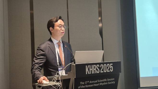 최의근 대한부정맥학회 학술이사(서울대병원 순환기내과 교수)가 20일 서울 광진구 그랜드워커힐에서 열린 대한부정맥학회국제학술대회(KHRS 2025)에서 발표하고 있다. 박정연 기자 hesse@donga.com