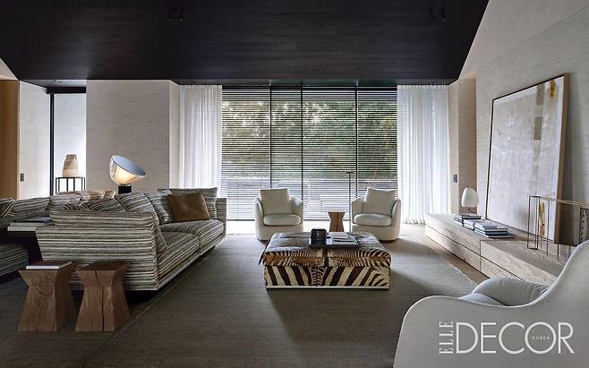 안토니오 치테리오(Antonio Citterio)가 디자인한 비앤비 이탈리아의 아톨 소파, 플로스의 타치아 램프, 막살토의 아폴로 소파, 칼로스 암체어. 왼쪽 받침대 위에는 이토 케이지(Ito Keiji)의 세라믹 조각품 ‘히토(Hito)’가 놓여 있다.