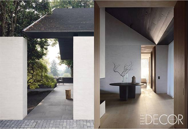 (왼쪽) 흰 벽돌로 제작된 외벽과 용암석으로 마감된 테라스. 그 뒤로 비앤비 이탈리아의 테이블과 의자가 놓인 야외 식사공간이 보인다. (오른쪽) 에드워드 바버 & 제이 오스거비(Edward Barber & Jay Osgerby)가 디자인한 토비-이시(Tobi-Ishi) 테이블 위에는 글라스 이탈리아의 화병과 토시아키 요시무라(Toshiaki Yoshimura)의 점토 조각 작품이 놓여 있다.