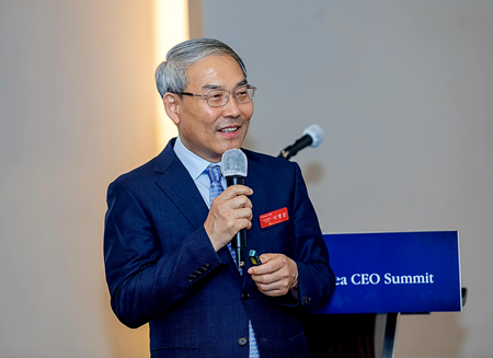 △사진설명 : 코리아씨이오서밋(이사장 박봉규)이 지난 6월 18일, 서울 삼정호텔에서 개최한 제45회 서밋포럼에서, 연사인 이영준 아트리안 회장이 강연을 하고 있다.