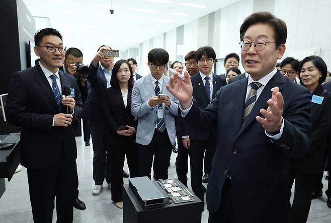 이재명 대통령, AI 제품·서비스 시연 참관     (울산=연합뉴스) 홍해인 기자 = 이재명 대통령이 20일 울산전시컨벤션센터에서 열린 인공지능(AI) 글로벌 협력 기업 간담회 뒤 AI 제품·서비스 시연을 참관하며 발언하고 있다. 2025.6.20 [대통령실통신사진기자단]     hihong@yna.co.kr (끝)