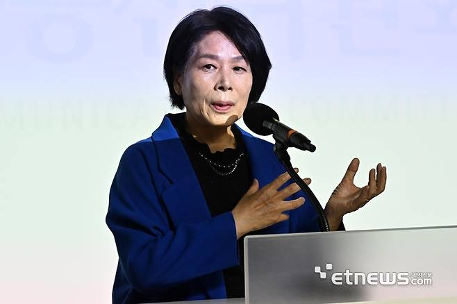 지난 4월 국회 과학기술정보방송통신위원회의 국내 인공지능(AI) 기업 릴레이 현장간담회에서 최민희 과방위원장이 인사말을 하고 있다. 전자신문DB