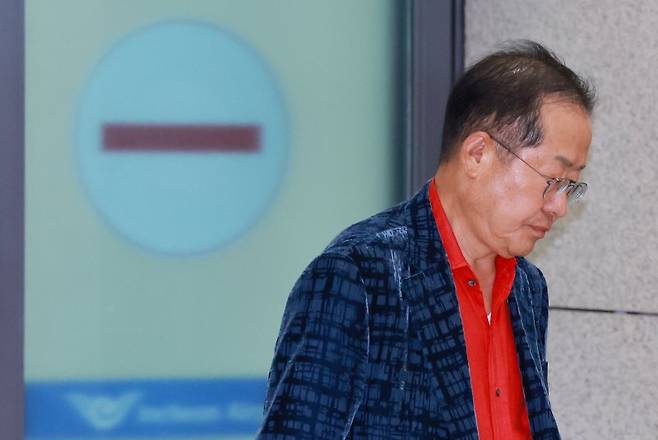 홍준표 전 대구시장이 17일 인천국제공항 제1여객터미널을 통해 귀국하고 있다. 홍 전 시장은 지난 4월 국민의힘 대선 후보 경선에서 패배한 뒤 탈당하고 미국 하와이에 머물렀다. 사진=연합뉴스