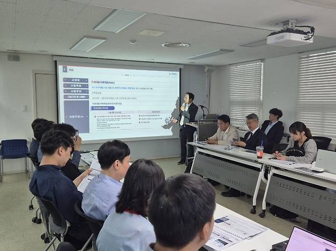 우주항공청이 20일 서울 용산구 서울비즈센터에서 개최한 차세대발사체 개발사업 브라운백 미팅에서 박순영 우주청 재사용발사체 프로그램 과장이 주요 사업변경안을 설명하고 있다. 사진=연지안 기자