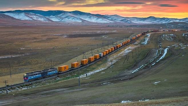 중국에서 유럽으로 화물을 운송하는 열차. 출처=tbngroup