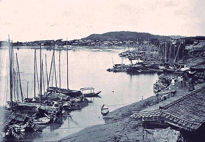 비숍이 1894년 찍은 한강 마포나루. 비숍은 마포나 용산 나루터에서 한강 여행을 시작한 것으로 보인다. 혜화1117 제공