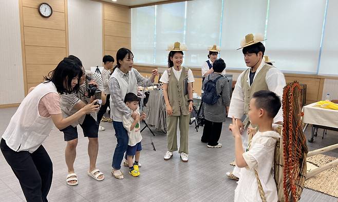 쇗개포구 보부상길 체험행사를 찾은 한 어린이가 보부상 본소에서 지게를 지고 있다. 보령시 제공