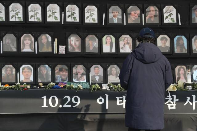 이태원 참사가 일어난 지 100일째를 맞았던 2023년 2월5일 오전 서울 중구 서울광장에 마련된 10.29 이태원 참사 희생자 합동분향소를 찾은 시민들이 희생자들을 추모하고 있다. 김정효 기자 hyopd@hani.co.kr