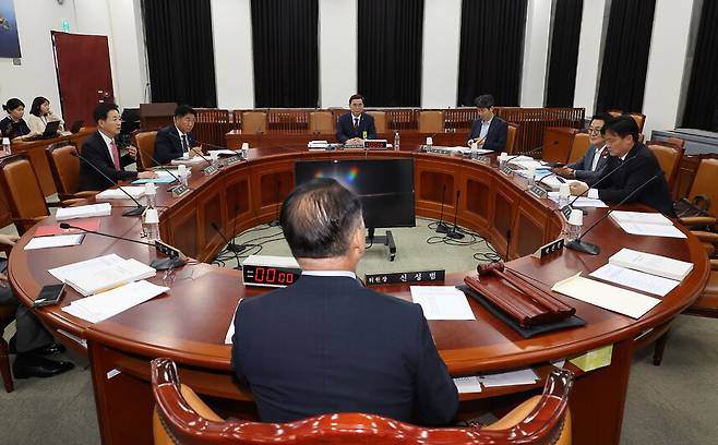 이종석 국가정보원장 후보자(뒤쪽 가운데)가 19일 오후 서울 여의도 국회 정보위원회에서 대북·안보 관련 질의를 위해 비공개로 진행되는 인사청문회에 참석해 신성범 위원장의 발언을 듣고 있다. 연합뉴스