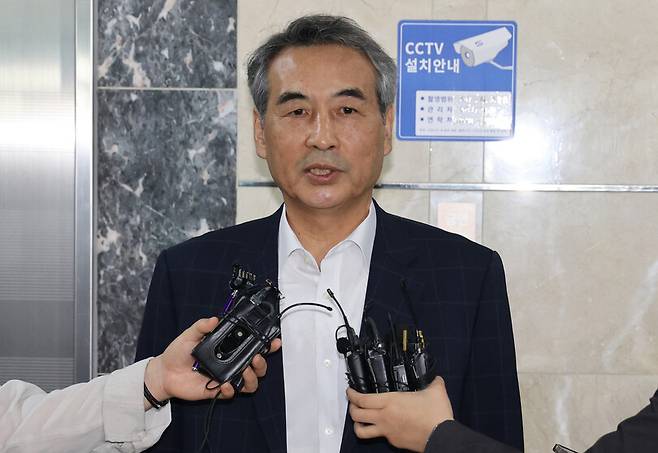 윤석열 전 대통령의 부인 김건희 여사 의혹을 수사할 민중기 특별검사가 지난 16일 서울 서초구 사무실 앞에서 취재진의 질문에 답하고 있다. 연합뉴스