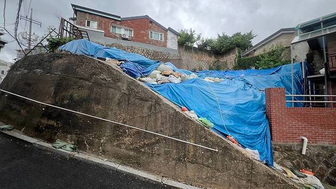 20일 찾은 서울 성북구 삼선동의 한 노후 주택가에서 붕괴한 옹벽이 복구되지 않은 채 방수포에 덮여있다. 최현수 기자