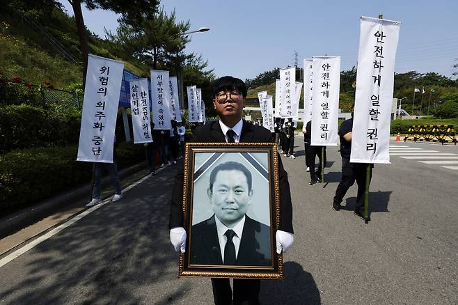 ‘태안화력 고 김충현 비정규직 노동자 영결식’이 열린 2025년 6월18일 오전 충남 태안군 원북면 방갈리 한국서부발전 태안화력발전소에서 참석자들이 고인의 영정을 들고 사고 현장으로 가고 있다. 한국서부발전 태안화력발전소 하청 노동자 김씨는 6월2일 작업 중 기계에 끼여 숨졌다. 김명진 기자 littleprince@hani.co.kr