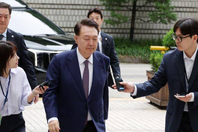 윤석열 전 대통령이 16일 서울 서초구 서울중앙지방법원에서 열린 내란 우두머리 혐의·직권남용 권리행사 방해 혐의 사건 7차 공판에 출석하고 있다. 사진공동취재단