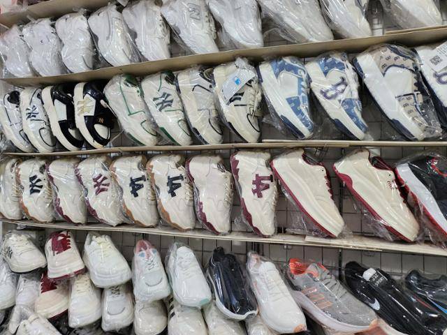 2일 베트남 하노이 풍쾅 시장에 유명 브랜드 모조품(짝퉁) 운동화가 전시돼 있다. 하노이=허경주 특파원