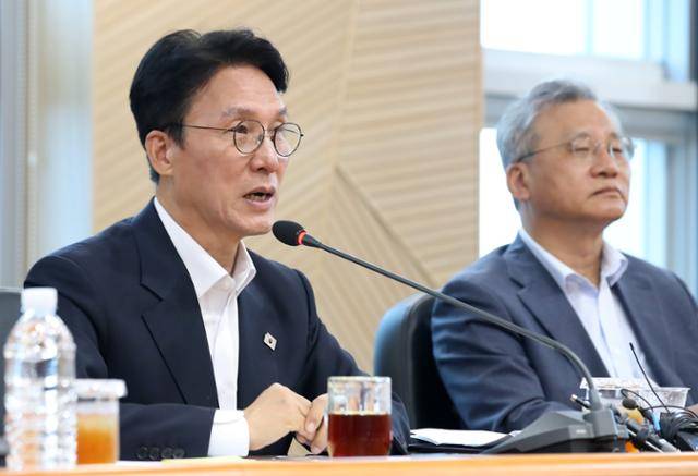 김민석(왼쪽) 국무총리 후보자가 20일 대구 수성구 대구디지털혁신진흥원에서 열린 '인공지능 전환(AX) 연구거점 조성을 위한 경청 간담회'에 참석해 모두 발언을 하고 있다. 대구=연합뉴스