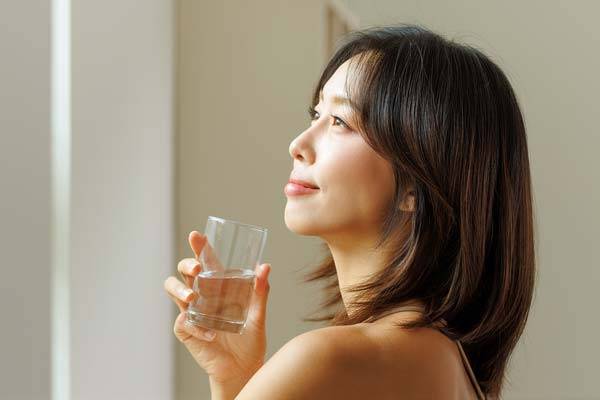 아침 공복 상태에서 물 한 잔을 마시면 혈액순환 개선, 노폐물 배출 등의 건강 효과를 누릴 수 있다./클립아트코리아