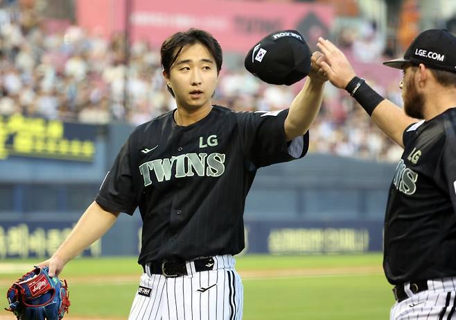 19일 오후 잠실야구장에서 열린 2025 프로야구 NC와 LG 경기. LG 선발 최채흥이 4회 NC 2사 1,3루서 박건우를 3루수 땅볼 아웃시키고 오스틴과 하이파이브 하고 있다. 잠실=정시종 기자 capa@edaily.co.kr /2025.06.19.