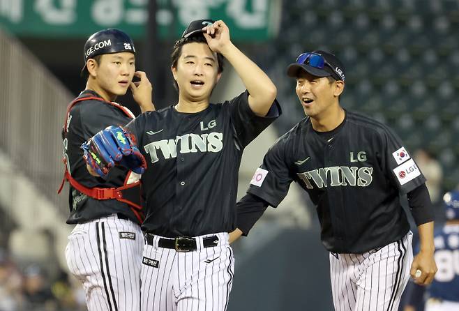 19일 오후 잠실야구장에서 열린 2025 프로야구 NC와 LG 경기. LG 선발 최채흥이 6회 NC 박민우에게 볼넷을 허용한뒤 교체되고 있다. 잠실=정시종 기자 capa@edaily.co.kr /2025.06.19.