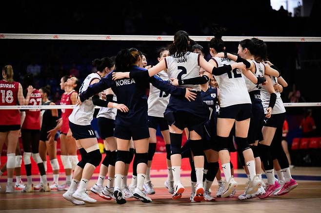 한국 여자배구 대표팀이 지난 18일(한국시간) VNL 캐나다전 승리 후 기뻐하고 있다. 사진=FIVB 제공