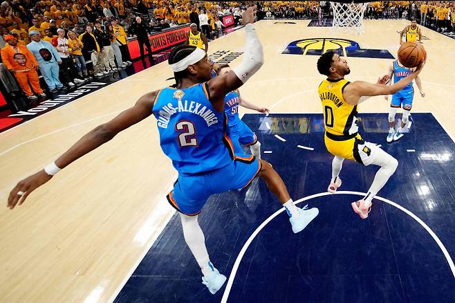 <yonhap photo-2615=""> INDIANAPOLIS, INDIANA - JUNE 13: Tyrese Haliburton #0 of the Indiana Pacers attempts a layup against Shai Gilgeous-Alexander #2 of the Oklahoma City Thunder in Game Four of the 2025 NBA Finals at Gainbridge Fieldhouse on June 13, 2025 in Indianapolis, Indiana. NOTE TO USER: User expressly acknowledges and agrees that, by downloading and or using this photograph, User is consenting to the terms and conditions of the Getty Images License Agreement. Maddie Meyer/Getty Images/AFP (Photo by Maddie Meyer / GETTY IMAGES NORTH AMERICA / Getty Images via AFP)/2025-06-14 13:24:57/ <저작권자 ⓒ 1980-2025 ㈜연합뉴스. 무단 전재 재배포 금지, AI 학습 및 활용 금지></yonhap>