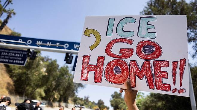 LA다저스 홈구장인 다저스타디움 앞에서 불법이민자 단속에 반대하는 시위대