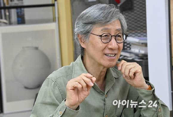 '2025년도 제35회 삼성호암상' 예술상을 수상한 구본창 사진작가가 지난 17일 성남시 분당구 스튜디오9에서 아이뉴스24와 인터뷰를 하고 있다. [사진=곽영래 기자]