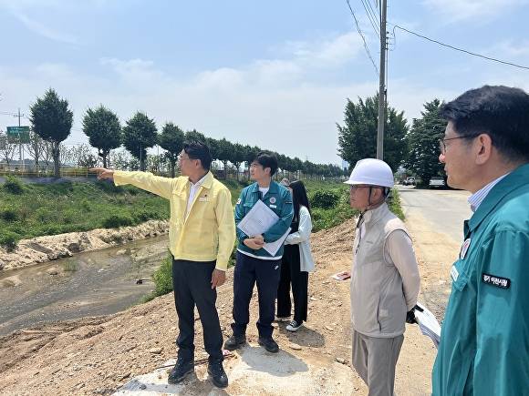 엄진섭 부시장이 여름철 자연재난을 대비해 재해취약시설을 현장 점검하고 있다. [사진=이천시]
