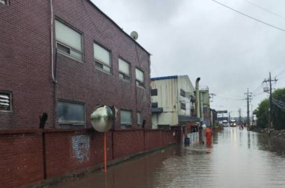 19일 저녁부터 20일 새벽까지 내린 많은 비로 인천광역시 서구 오류동 도로가 물에 잠겨 있다. [사진=인천시]