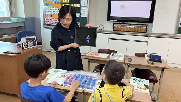 지난 9일 논공초에서 열린 늘봄프로그램 ‘찾아가는 한국어 교육’ 에서 논공초 3학년 학생 두 명이 기초 한국어 학습을 위해 자음·모음 자석을 활용해 단어를 만들고 있다 [사진=달성군]