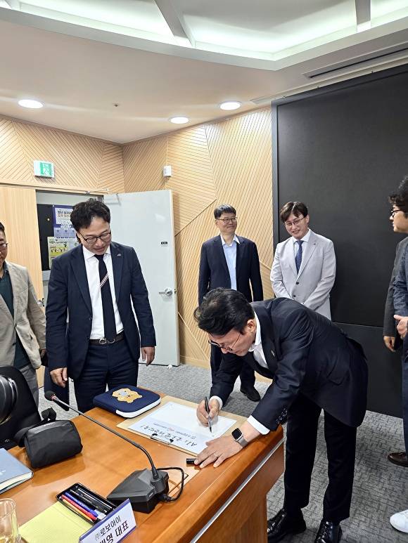 (사)대경ICT산업협회를 찾은 김민석 국무총리 후보자가 격려 방명록을 작성하고 있다 [사진=(사)대경ICT산업협회]