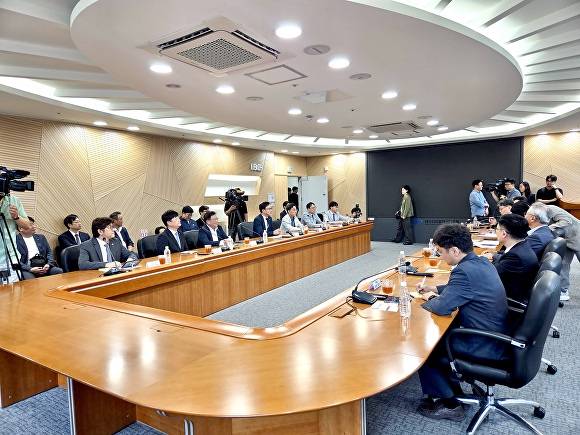 (사)대경ICT산업협회와 김민석 국무총리후보자와의 간담회가 열리고 있다 [사진=(사)대경ICT산업협회]