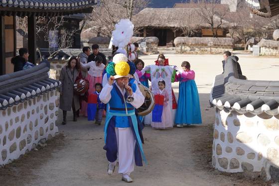 속초시립박물관은 신혼부부가 혼례를 신청하면 야외공연장에 혼례장을 조성한다. 사진은 2023년 강원 속초시 속초시립박물관에서 진행된 전통 혼례 모습. [사진 속초시]