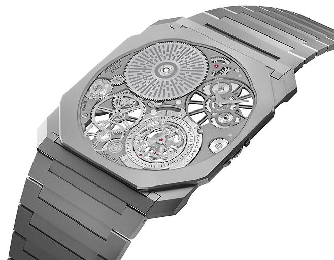 시계 주요 부품을 펼쳐 조립해 1.85mm의 두께를 구현했다. 사진 불가리