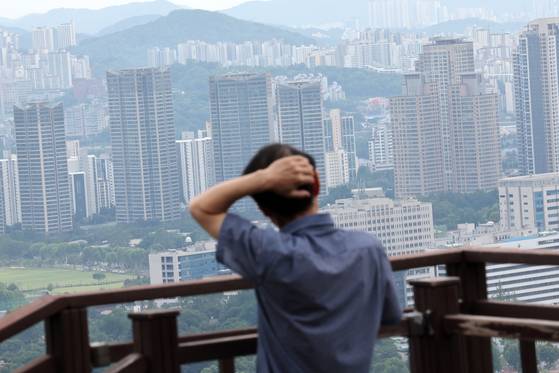 서울 아파트값이 꾸준히 오르면서 6월 셋째 주 매매가격 상승률이 주간 기준으로는 6년 9개월 만에 최대 상승폭을 기록했다.한국부동산원의 전국 주간 아파트가격 동향 조사 결과에 따르면 서울은 20주 연속 상승세를 이어가고 있으며, 6월16일 0.36%로 상승폭이 점차 커지고 있다. 사진은 19일 서울 남산에서 바라본 서울 아파트의 모습. 뉴시스