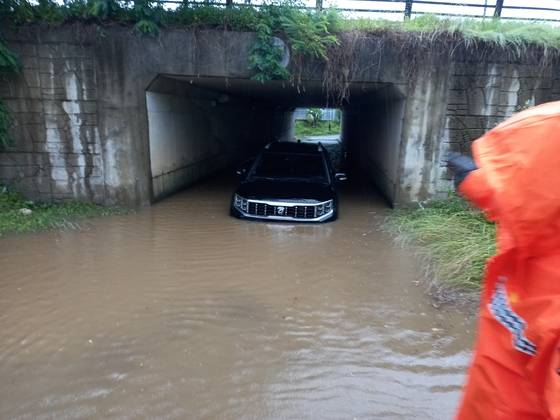 20일 오전 경기 고양시 대화동에서 지하터날을 지나던 차량이 물에 잠겼다는 신고가 접수돼 119 대원들이 운전자를 구조했다. 경기도 북부소방재난본부