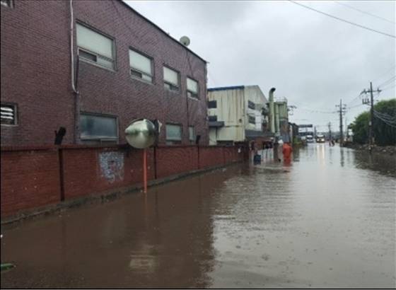 침수된 인천 서구 오류동의 한 도로. 사진 인천시